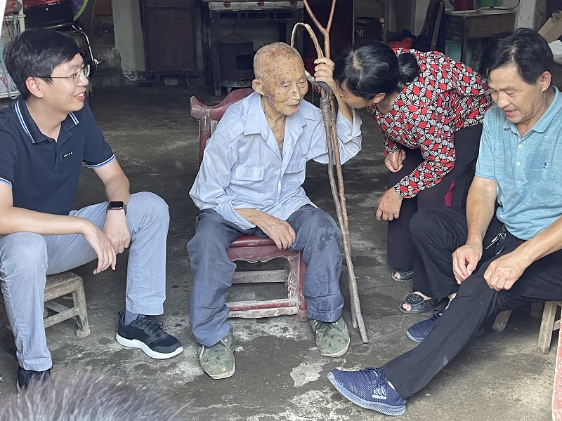 區(qū)人大代表、集團(tuán)副總馮小龍走訪潘塘福利院為老人送關(guān)懷